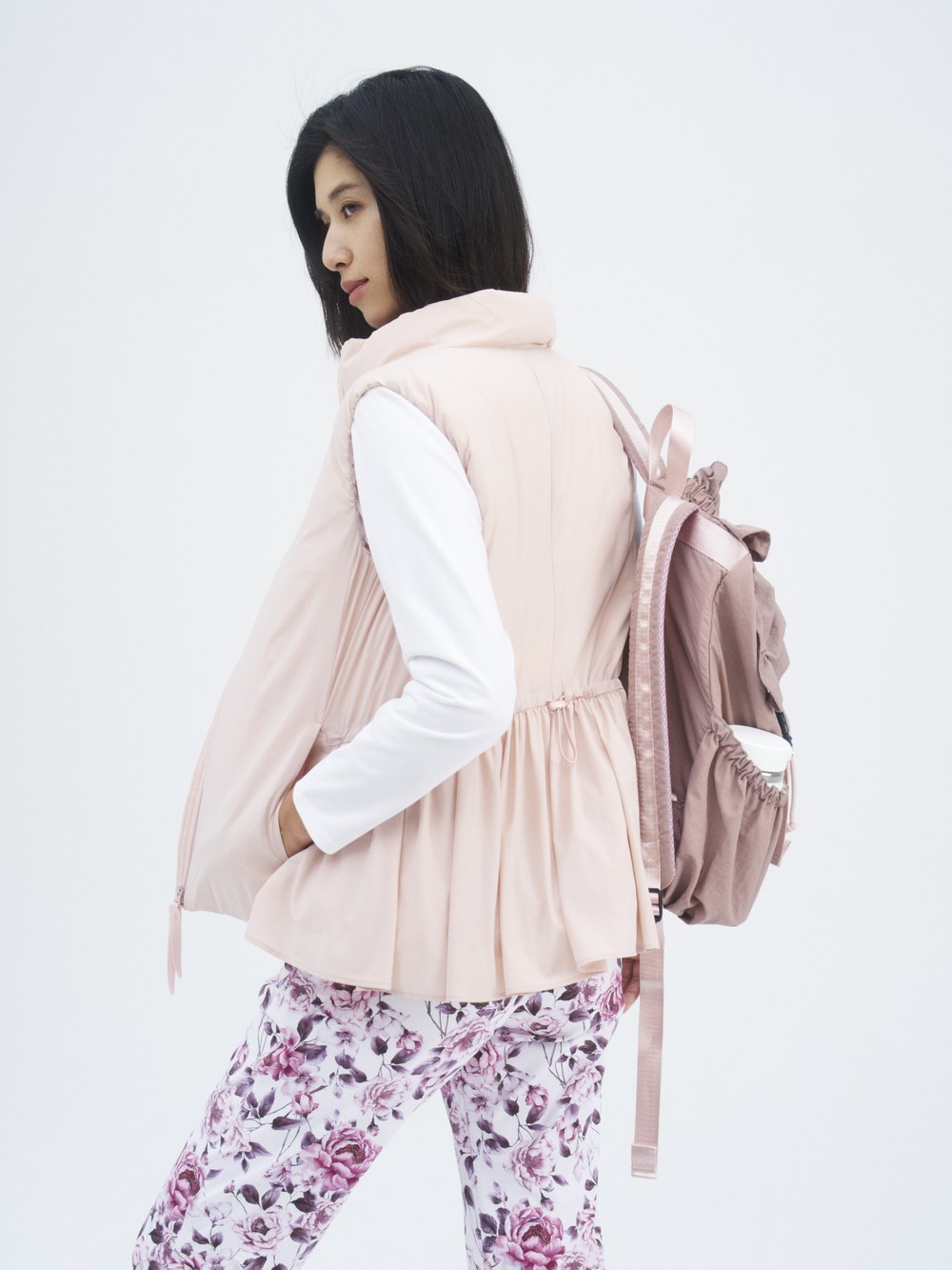 Back Flare Airy Down Vest 着用イメージ