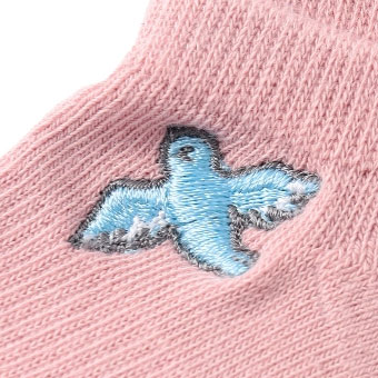 青い鳥とお花の刺しゅうがさりげなくかわいいデザイン。