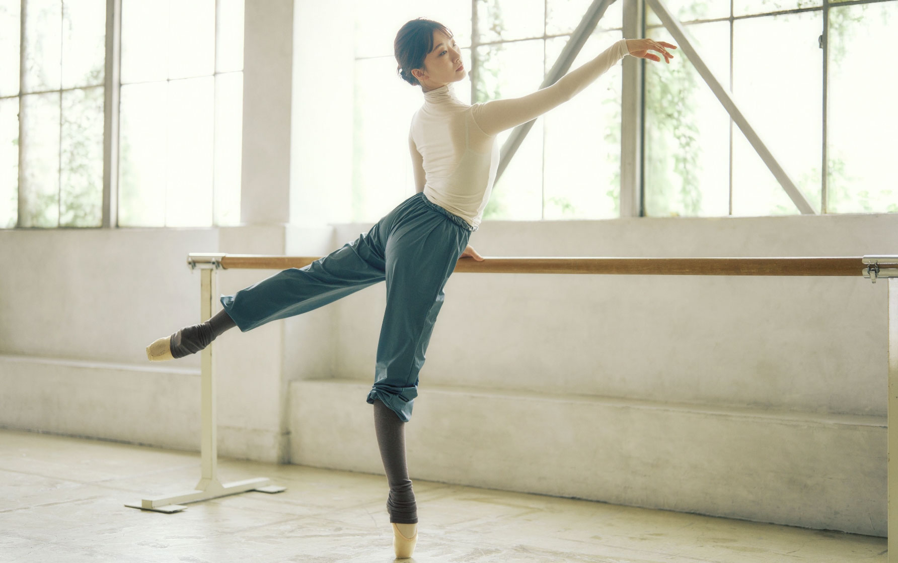 ハイネックトップ（サーモギア®糸使用）、レッグウォーマー・ミディアム丈（サーモギア®糸使用）着用写真