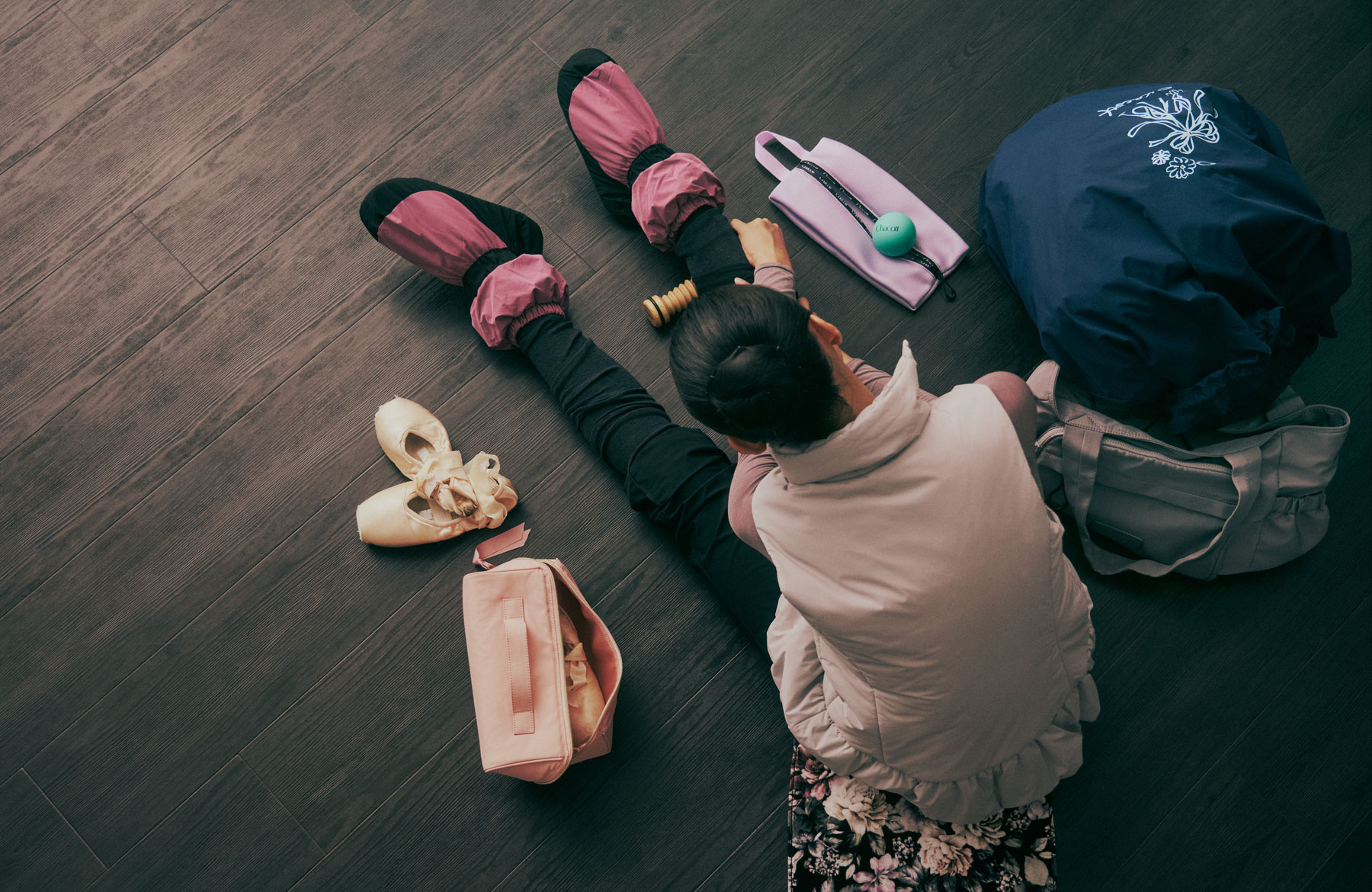 短時間で効率的に身体をほぐしたい時におすすめなボディケアアイテム。楽屋裏でも持ち運びがしやすいコンパクトなアイテムと、収納にぴったりのポーチをご紹介。