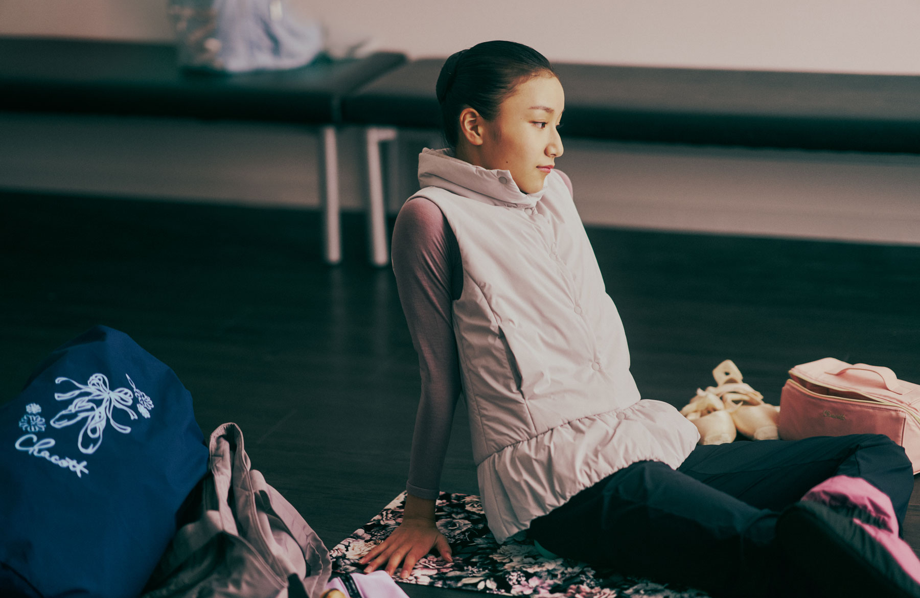 荷物が多くなる楽屋裏では、“軽くてあたたかい”ウォームアップウェアが大活躍。脱ぎ着をしてもかさばりにくく、持ち運びに優れた軽量ウォームアップウェアをご紹介。