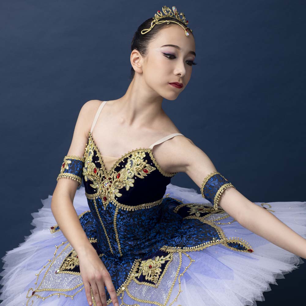 ネイビーの衣装におすすめのカラーメイク