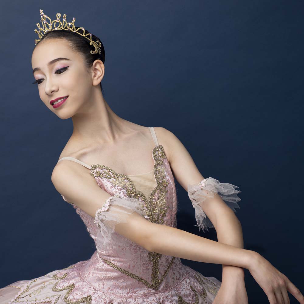 淡いピンクの衣装におすすめのカラーメイク